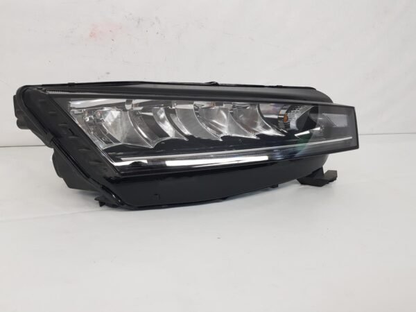 Far dreapta Skoda Octavia 4 full led 5E4941016 2020 2021 2022 2023 - imagine 4