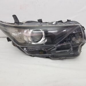 Far dreapta halogen + led Toyota Auris facelift 81110-02K30 2015 2016 2017 2018 2019