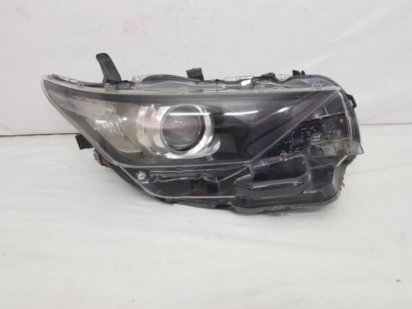 Far dreapta halogen + led Toyota Auris facelift 81110-02K30 2015 2016 2017 2018 2019