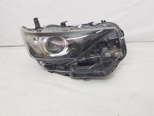 Far dreapta halogen + led Toyota Auris facelift 81110-02K30 2015 2016 2017 2018 2019 - imagine 3