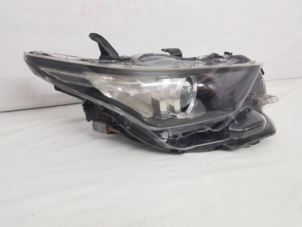 Far dreapta halogen + led Toyota Auris facelift 81110-02K30 2015 2016 2017 2018 2019 - imagine 4