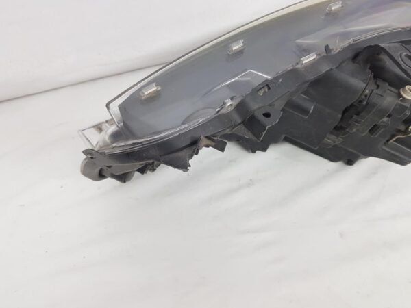 Far dreapta halogen + led Toyota Auris facelift 81110-02K30 2015 2016 2017 2018 2019 - imagine 8