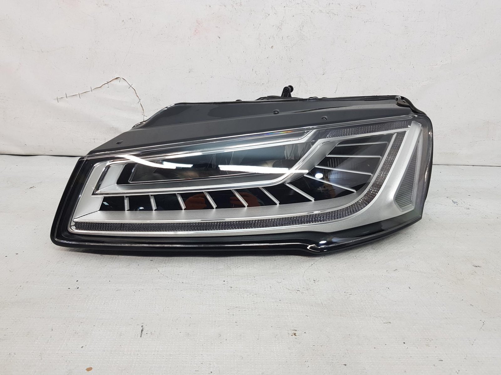 Far stanga Audi A8 Matrix facelift 4H0941033B 2014 2015 2016 2017