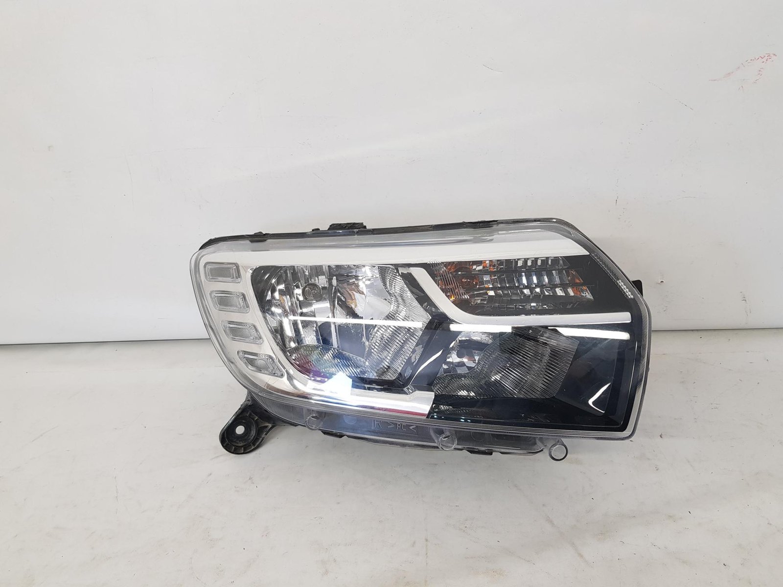 Far dreapta Dacia Logan 2 Sandero 2 facelift 260105925R 2017 2018 2019 2020