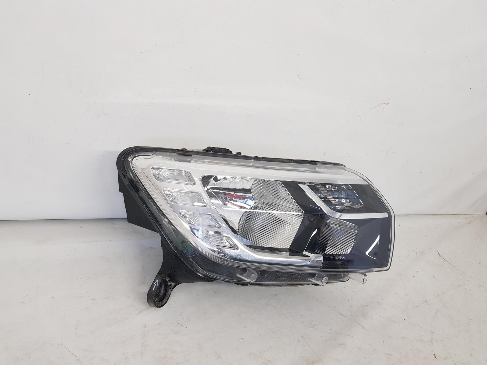 Far dreapta Dacia Logan 2 Sandero 2 facelift 260105925R 2017 2018 2019 2020 - imagine 3
