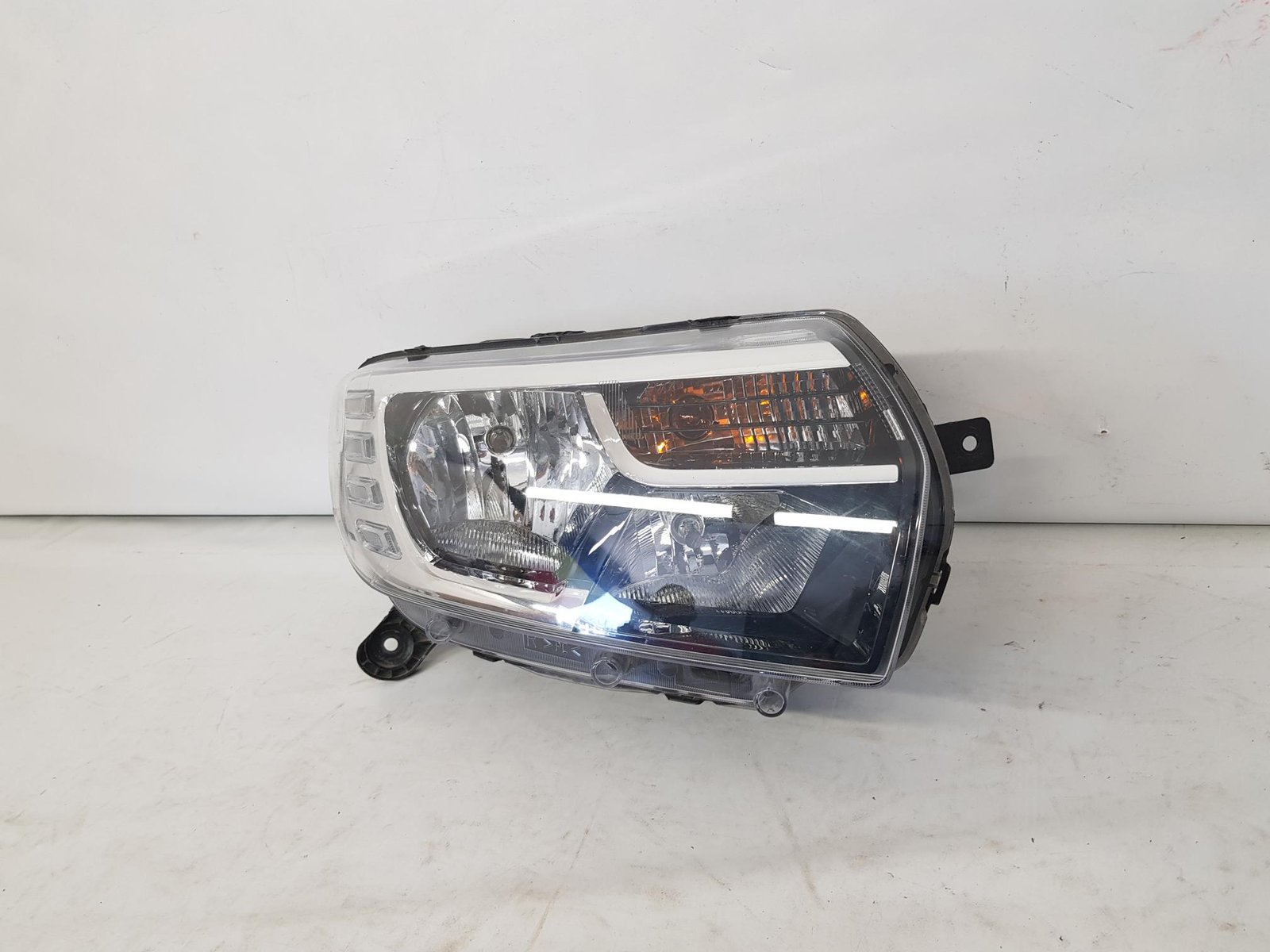 Far dreapta Dacia Logan 2 Sandero 2 facelift 260105925R 2017 2018 2019 2020 - imagine 4