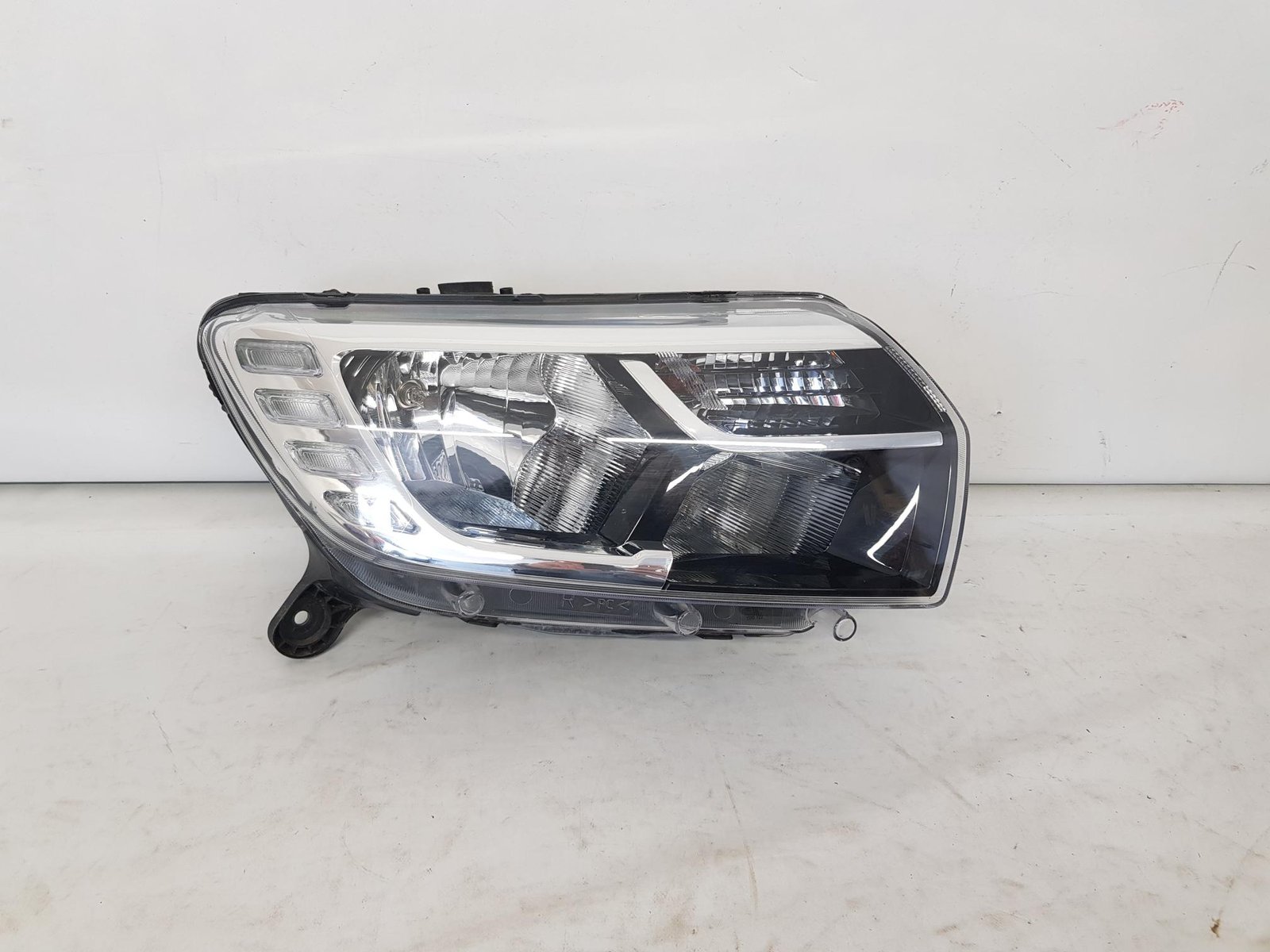 Far dreapta Dacia Logan 2 Sandero 2 facelift 260105925R 2017 2018 2019 2020