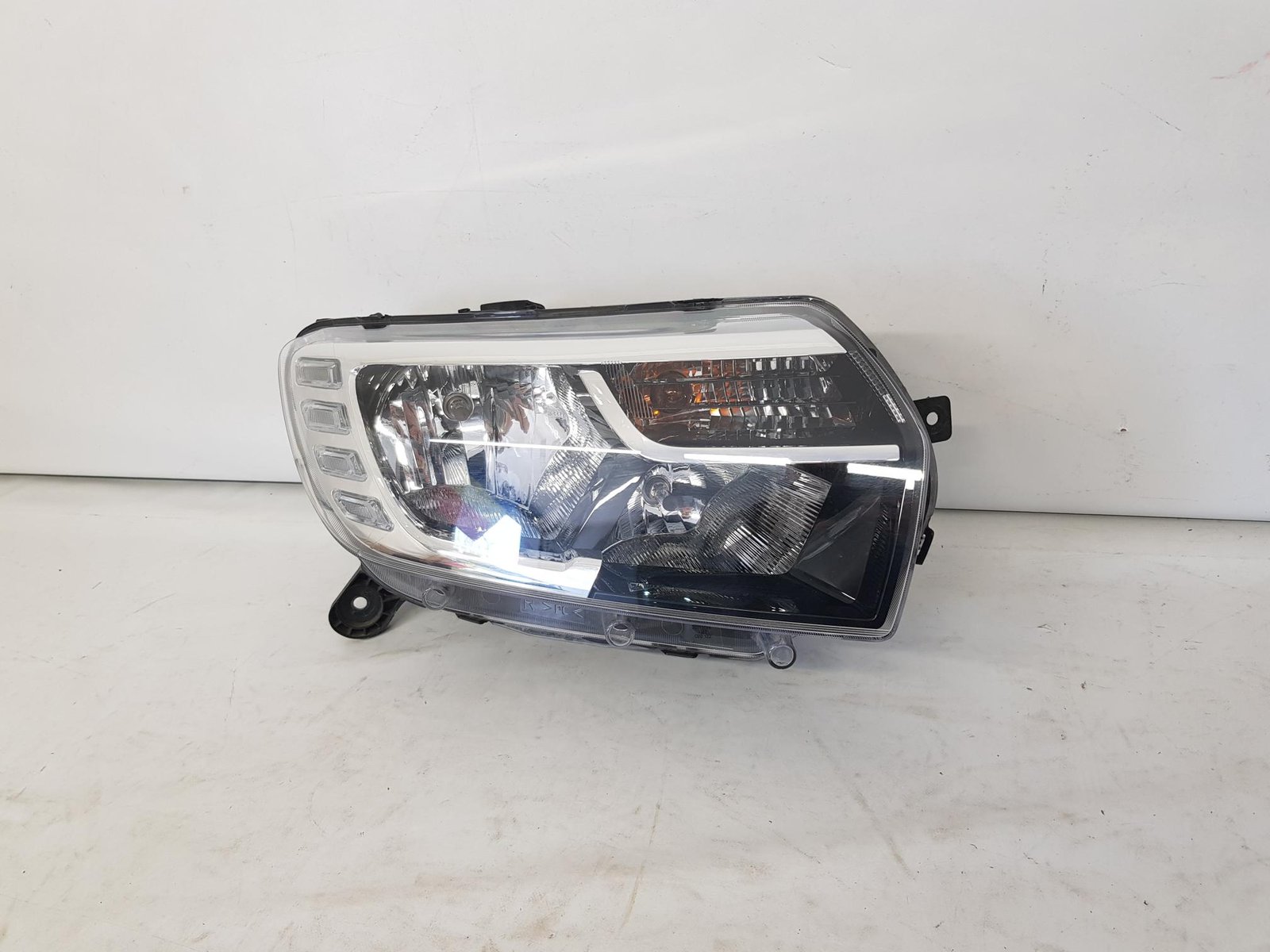 Far dreapta Dacia Logan 2 Sandero 2 facelift 260105925R 2017 2018 2019 2020 - imagine 3