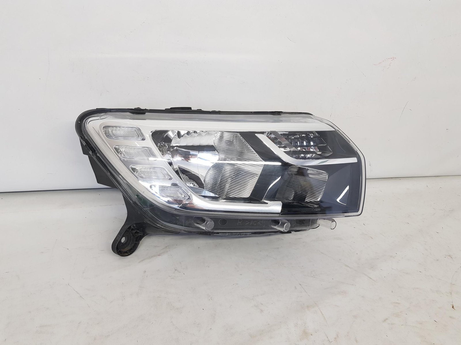 Far dreapta Dacia Logan 2 Sandero 2 facelift 260105925R 2017 2018 2019 2020 - imagine 4
