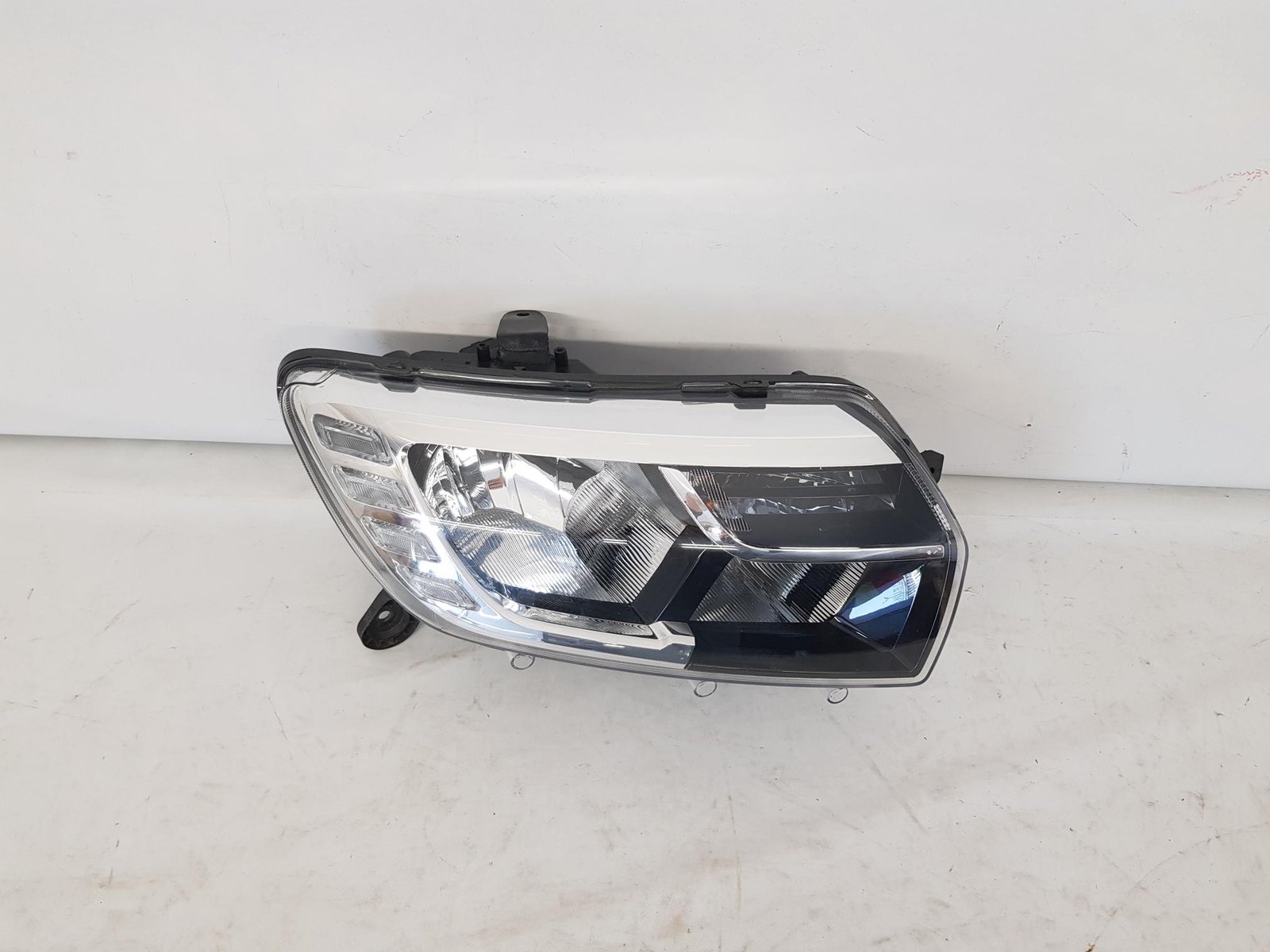 Far dreapta Dacia Logan 2 Sandero 2 facelift 260105925R 2017 2018 2019 2020 - imagine 5