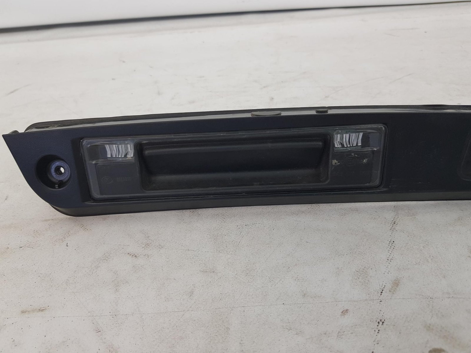 Bagheta buton deschidere portbagaj lampi led numar camera marsarier Volvo XC40 32310964 2017 2018 2019 2020 2021 2022 2023 - imagine 4