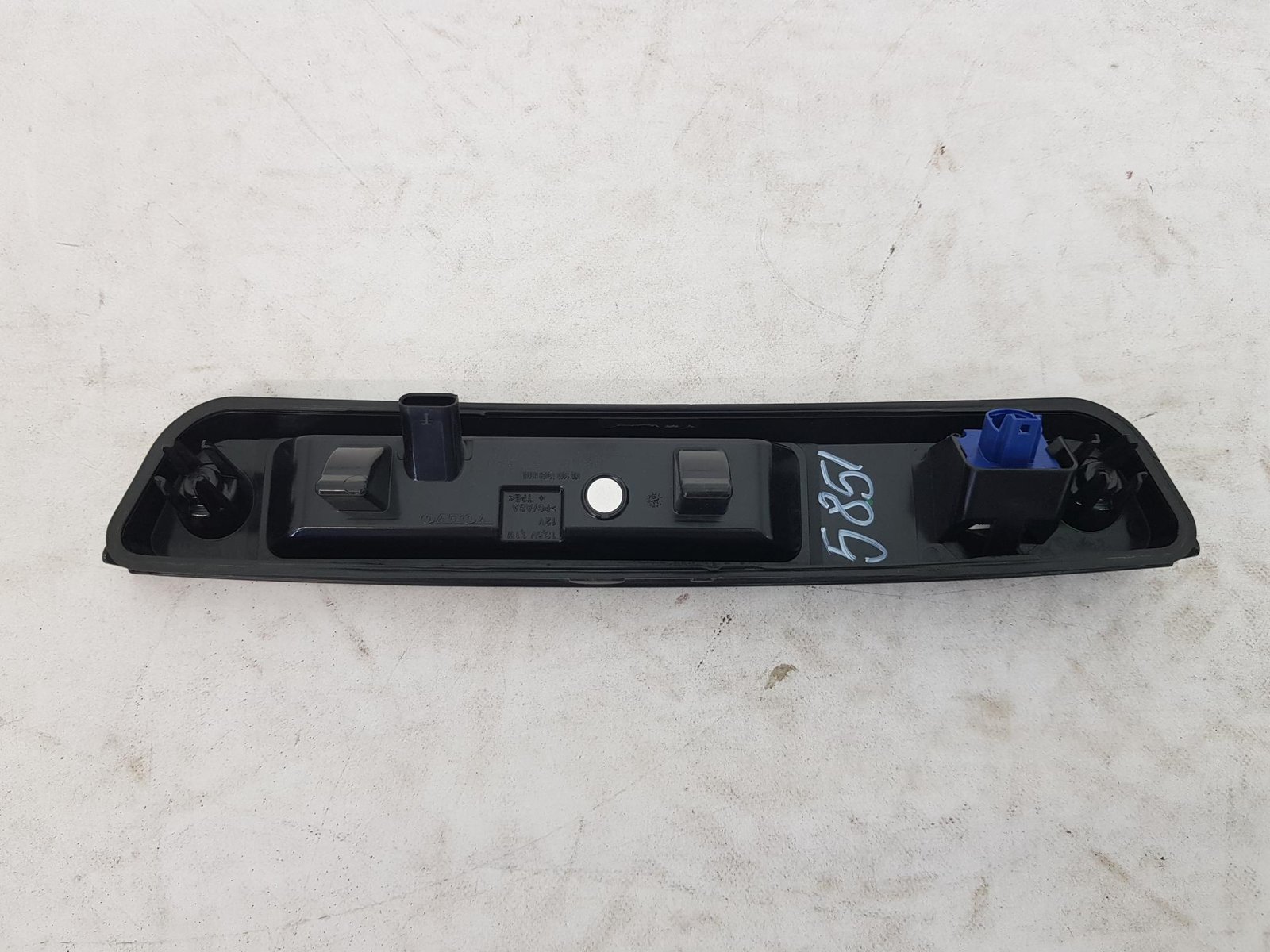 Bagheta buton deschidere portbagaj lampi led numar camera marsarier Volvo XC40 32310964 2017 2018 2019 2020 2021 2022 2023 - imagine 5
