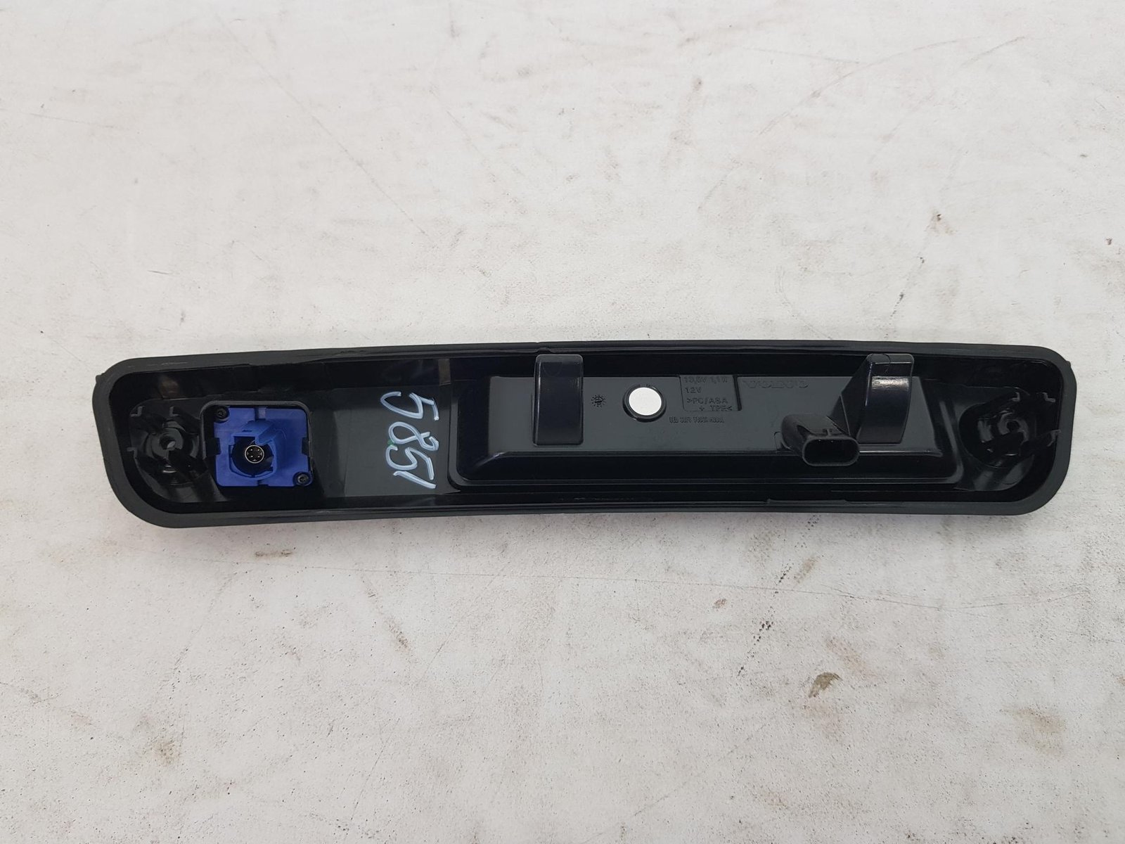 Bagheta buton deschidere portbagaj lampi led numar camera marsarier Volvo XC40 32310964 2017 2018 2019 2020 2021 2022 2023 - imagine 6