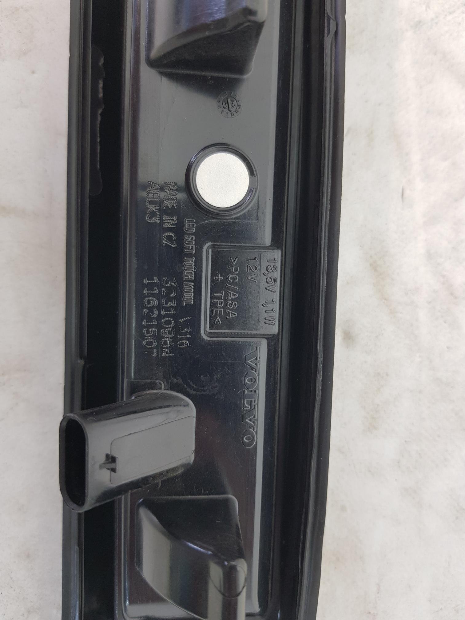 Bagheta buton deschidere portbagaj lampi led numar camera marsarier Volvo XC40 32310964 2017 2018 2019 2020 2021 2022 2023 - imagine 7