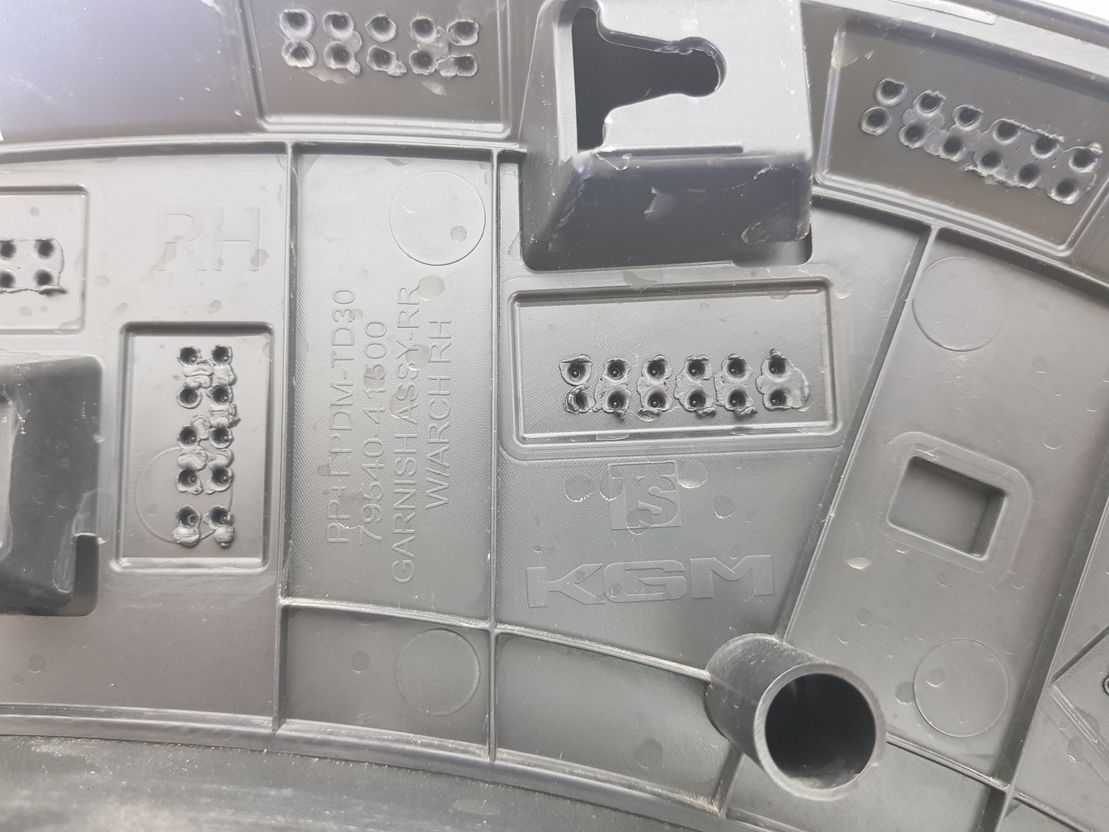 Bandou ornament aripa dreapta spate Ssangyong KGM Korando 79540-41500 2024 2025 2026 - imagine 9