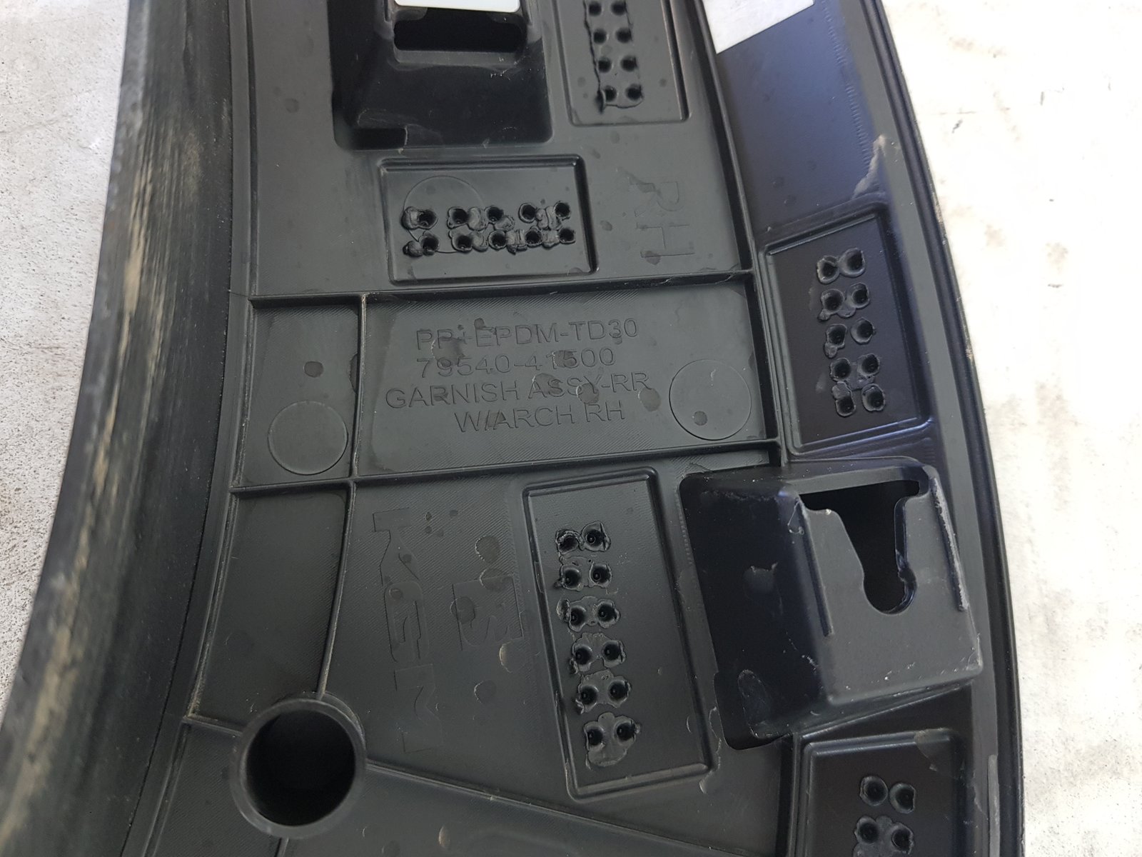 Bandou ornament aripa dreapta spate Ssangyong KGM Korando 79540-41500 2024 2025 2026 - imagine 10