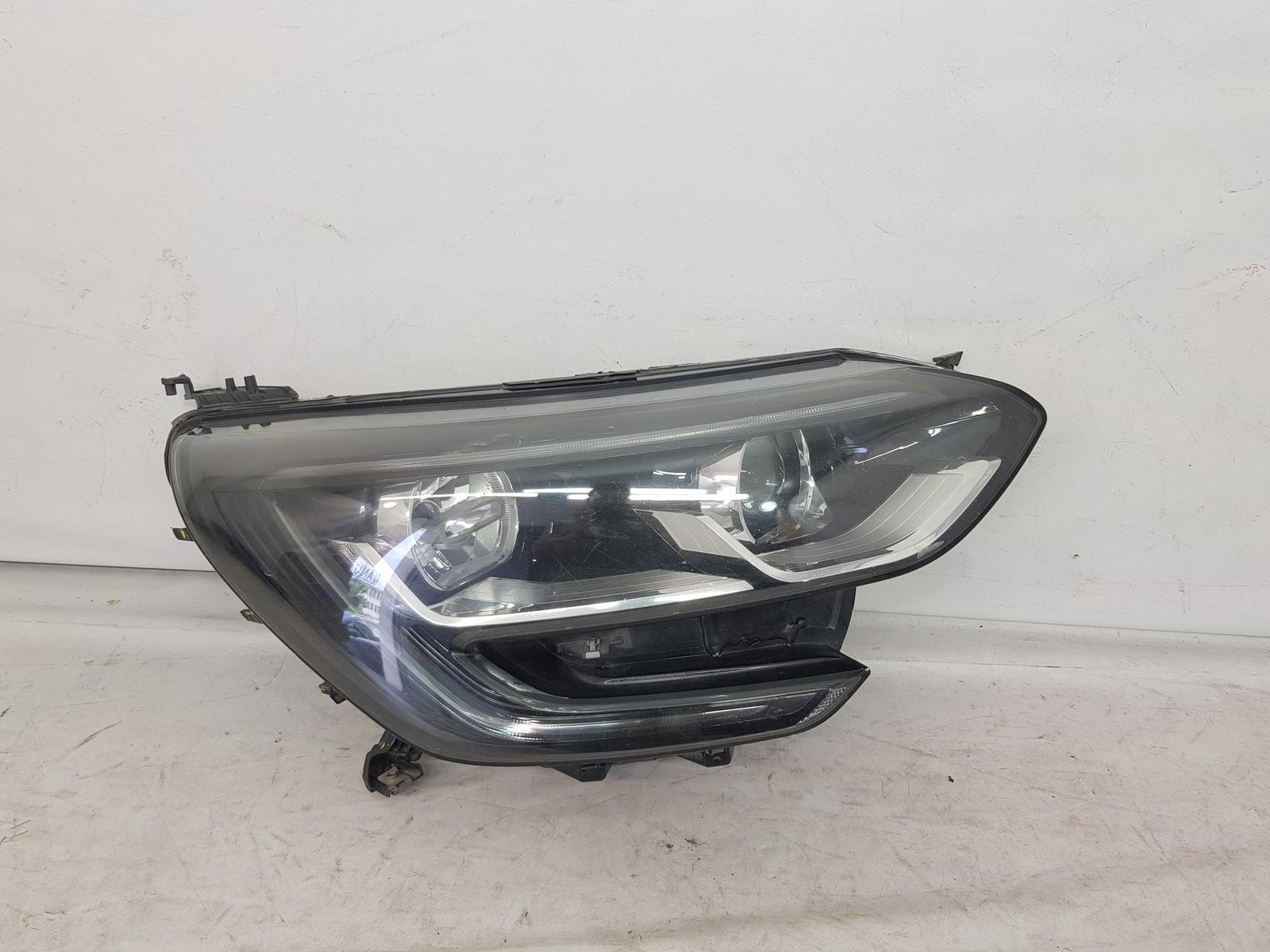 Far dreapta halogen + led Renault Megane 4 260100767R 2016 2017 2018 2019 2020 2021 2022 2023
