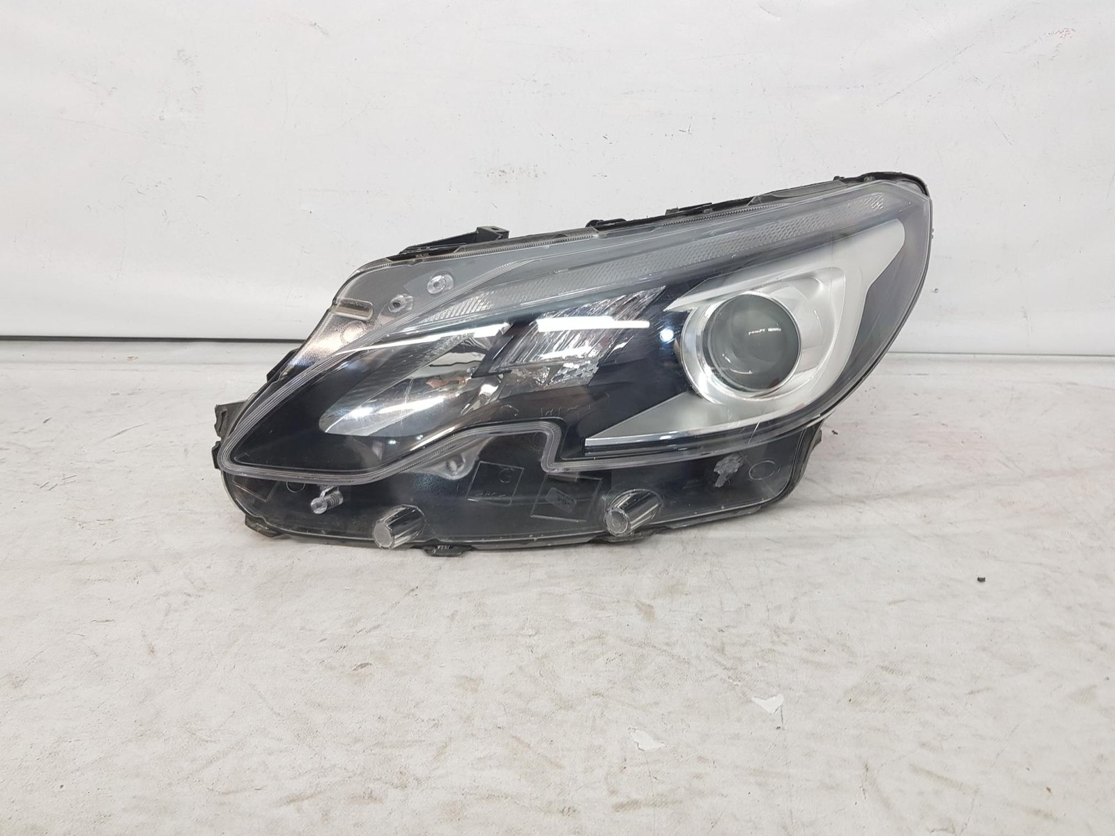 Far stanga halogen Peugeot 2008 9825313980 2016 2017 2018 2019