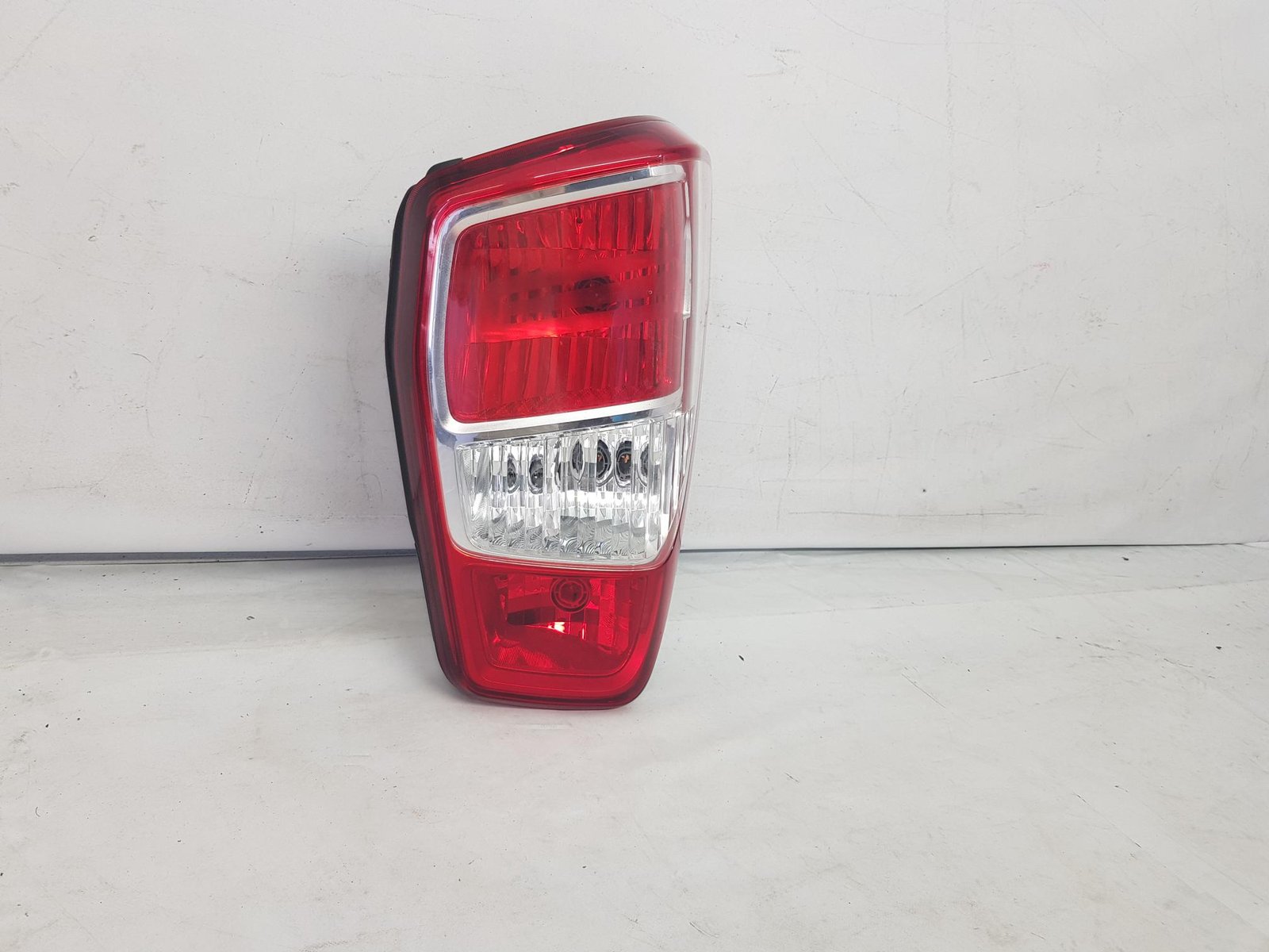 Stop tripla dreapta spate Ssangyong KGM Musso 83602-38011 2018 2019 2020 2021 2022 2023 2024 2025 - imagine 3