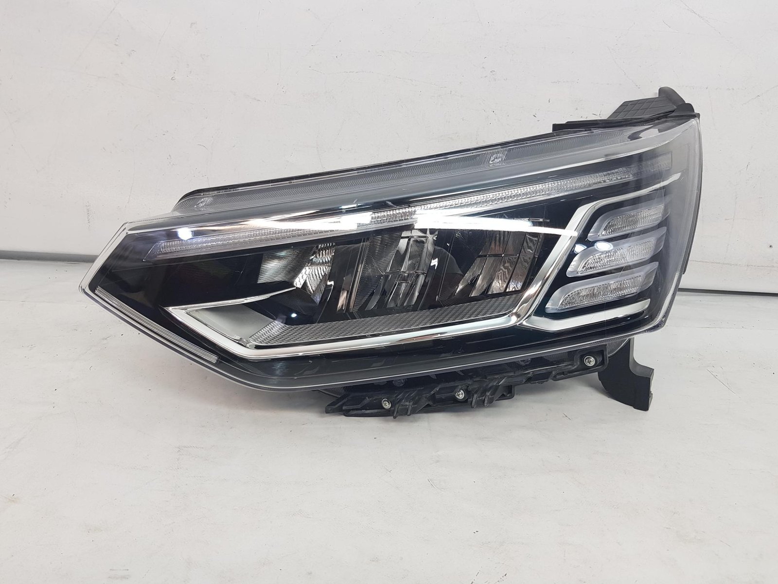 Far stanga full led Ssangyong KGM Korando C300 8310137201 2019 2020 2021 2022 2023 2024