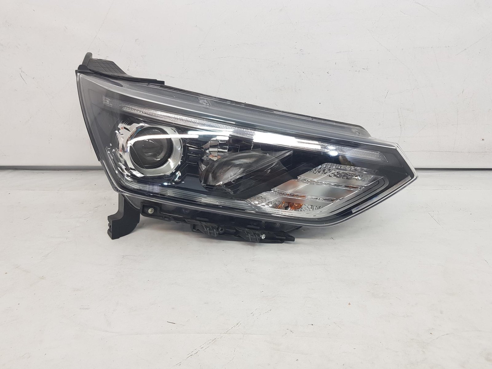 Faruri stanga halogen + led Ssangyong KGM Korando C300 8310237101 2019 2020 2021 2022 2023 2024