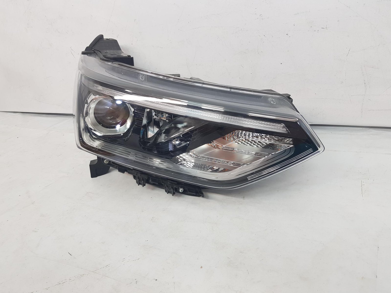 Faruri stanga halogen + led Ssangyong KGM Korando C300 8310237101 2019 2020 2021 2022 2023 2024 - imagine 4