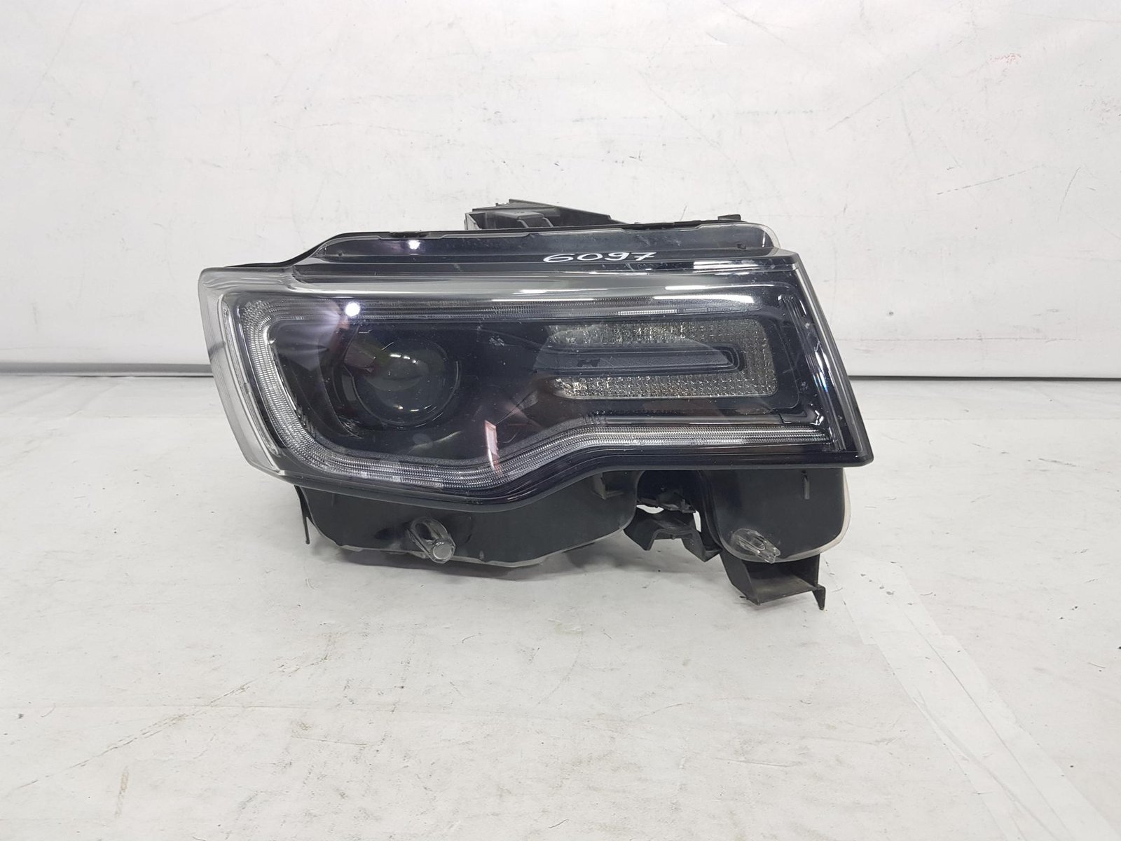 Far dreapta xenon + led Jeep Grand Cherokee facelift T77598B 68266650AH 2014 2015 2016 2017 2018 2019 2020 2021