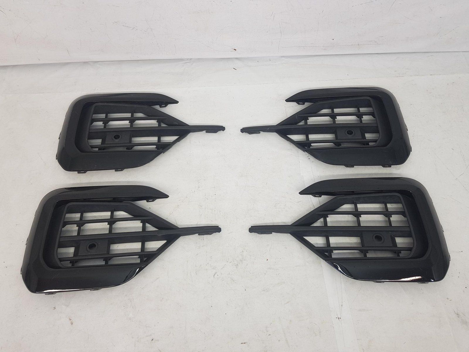 Grila stanga dreapta bara fata VW Touareg R Line 760853664A 2018 2019 2020 2021 2022 2023