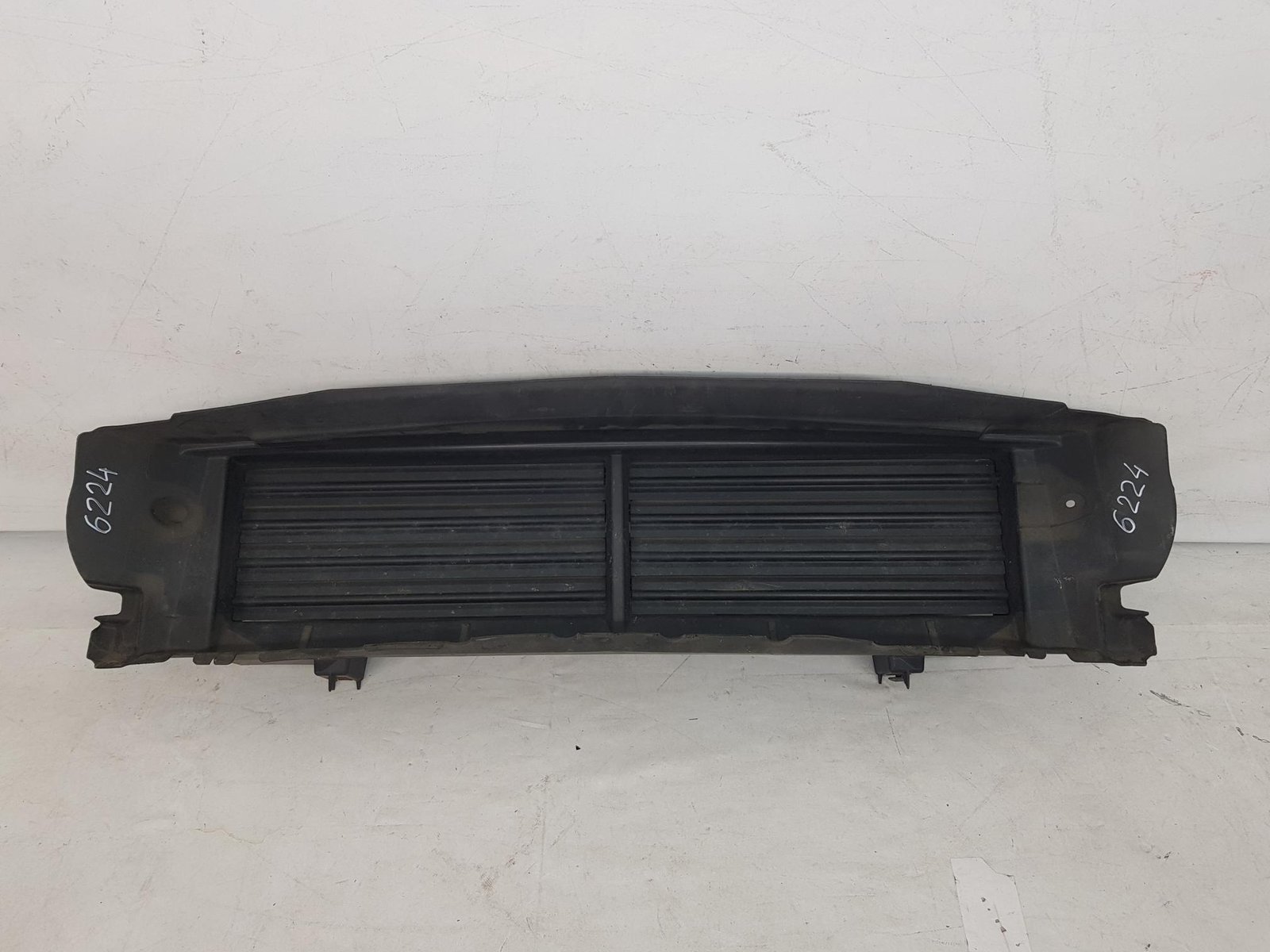 Grila activa bara fata Peugeot 3008 T84 facelift 9672696880 2012 2013 2014 2015 2016 2017 2018 2019